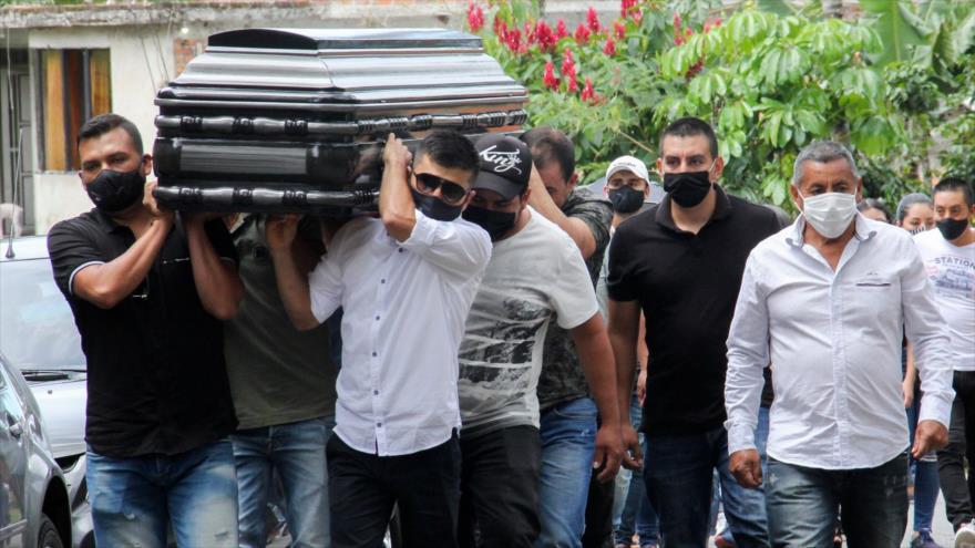 Amigos y familiares cargan el ataúd de un joven asesinado en una zona rural en departamento de Nariño, Colombia, 17 de agosto de 2020. (Foto: AFP)