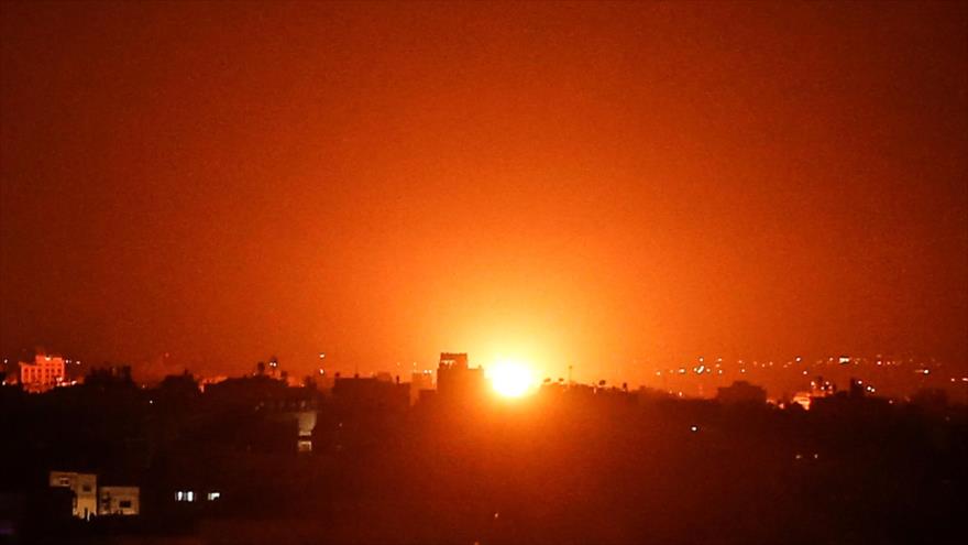 El cielo se ilumina debido al ataque de aviones de combate israelí a la Franja de Gaza, 21 de agosto de 2020. (Foto: AFP)