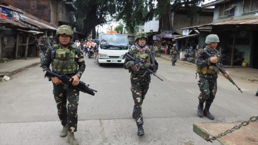 Soldados filipinos participan en un acto fúnebre por la víctima de un atentado con bomba en Joló, en el sur de Filipinas, 30 de enero de 2019. (Foto: AFP)