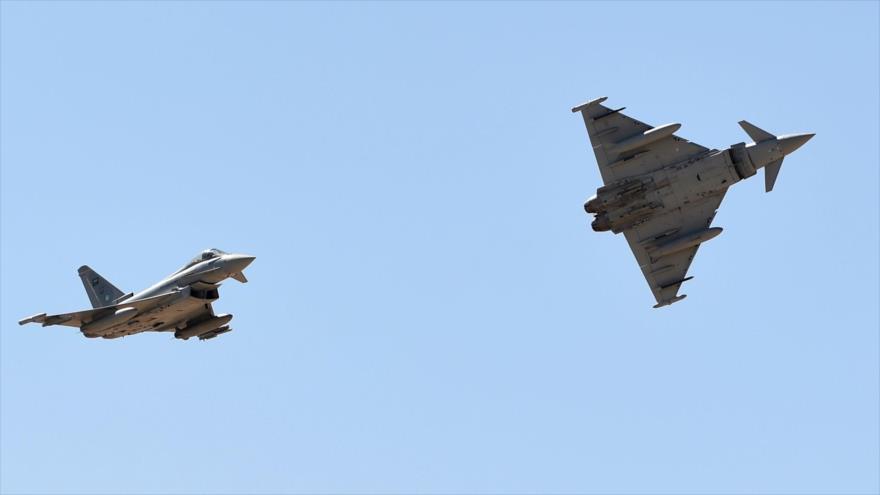 Cazas de combate Typhoon, de fabricación británica, pertenecientes a la Fuerza Aérea de Arabia Saudí, en pleno vuelo. (Foto: AFP)
