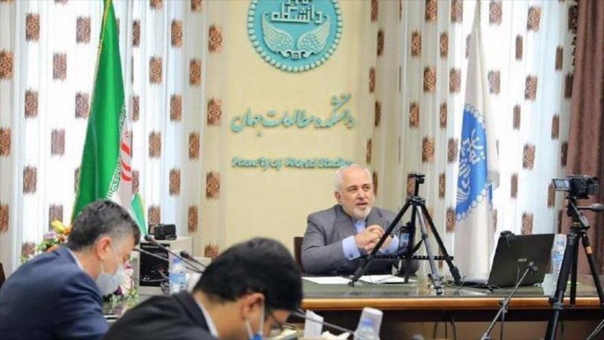 El canciller de Irán habla en una reunión en la Facultad de Estudios del Mundo de la Universidad de Teherán, 24 de agosto de 2020. (Foto: IRNA)