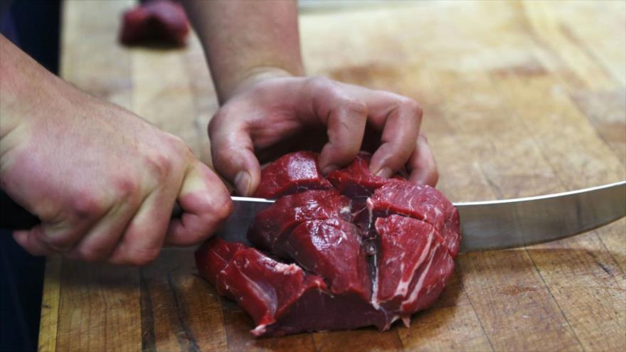 Una investigadora explica que el alto consumo de la carne roja, especialmente procesada, aumenta el riesgo de varios tipos de cáncer.