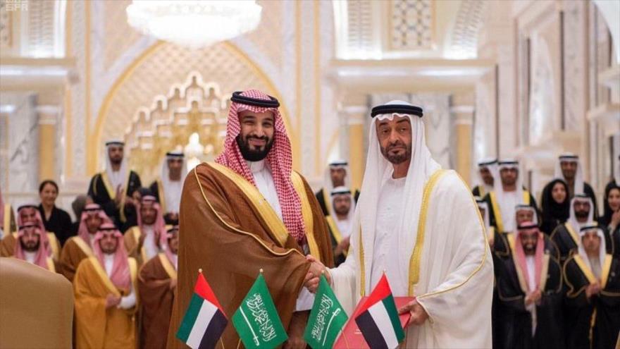 Muhamad bin Salman Al Saud (izda.), y Muhamad bin Zayed Al Nahyan, príncipes herederos de Arabia Saudí y Emiratos Árabes Unidos, respectivamente.