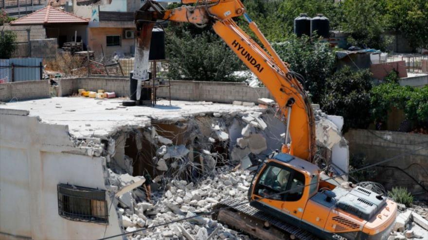 El régimen israelí destruye una casa palestina en Al-Quds (Jerusalén), 21 de agosto de 2019. (Foto: AFP)