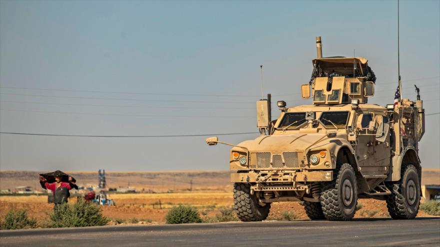 Un vehículo militar de EE.UU. patrulla los alrededores de la ciudad siria de Tal Tamr, al noroeste de Al-Hasaka, 17 de agosto de 2020. (Foto: AFP)