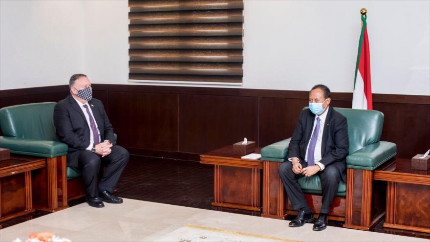 El secretario de Estado de EE.UU., Mike Pompeo (izq.), se reúne con el primer ministro sudanés, Abdalá Hamdok, en Jartum, 25 de agosto de 2020. (Foto: AFP)