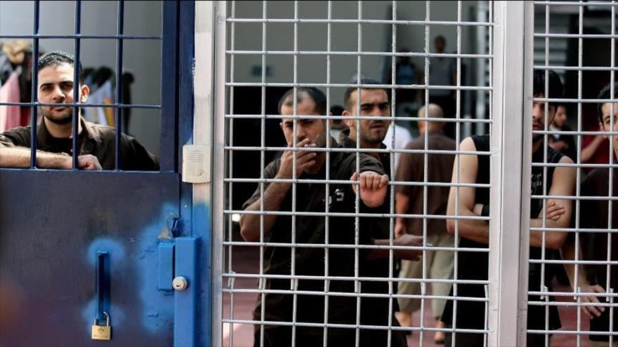 Presos palestinos en una cárcel israelí.