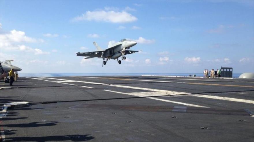 Un caza estadounidense FA-18 aterriza al protaviones USS John C. Stennis en el mar de la China Meridional. (Foto: AFP)