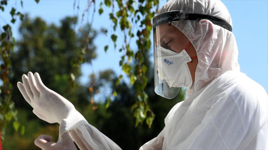 Un médico usa equipo de protección en un centro de pruebas del nuevo coronavirus en Zagreb, capital de Croacia, 27 de agosto de 2020. (Foto: AFP) 