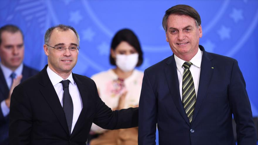 El presidente brasileño, Jair Bolsonaro (drcha.), junto a su ministro de Justicia, André Mendonça, en Brasilia, 29 de abril de 2020. (Foto: AFP)