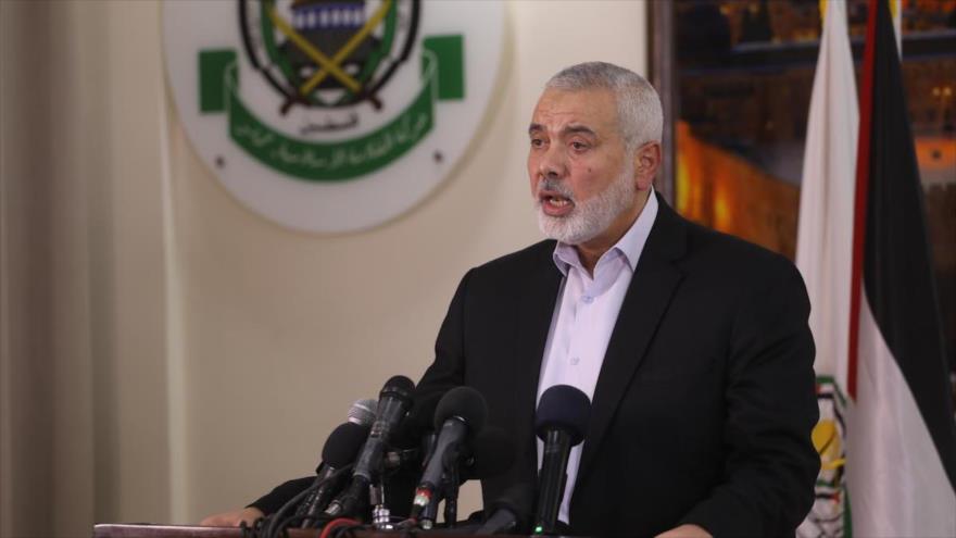 El jefe de la dirección política de HAMAS, Ismail Haniya, habla con la prensa en Gaza.