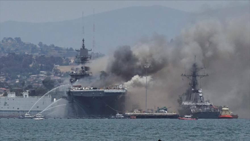 El buque de asalto anfibio USS Bonhomme Richard arde en llamas tras sufrir una explosión, julio de 2020.