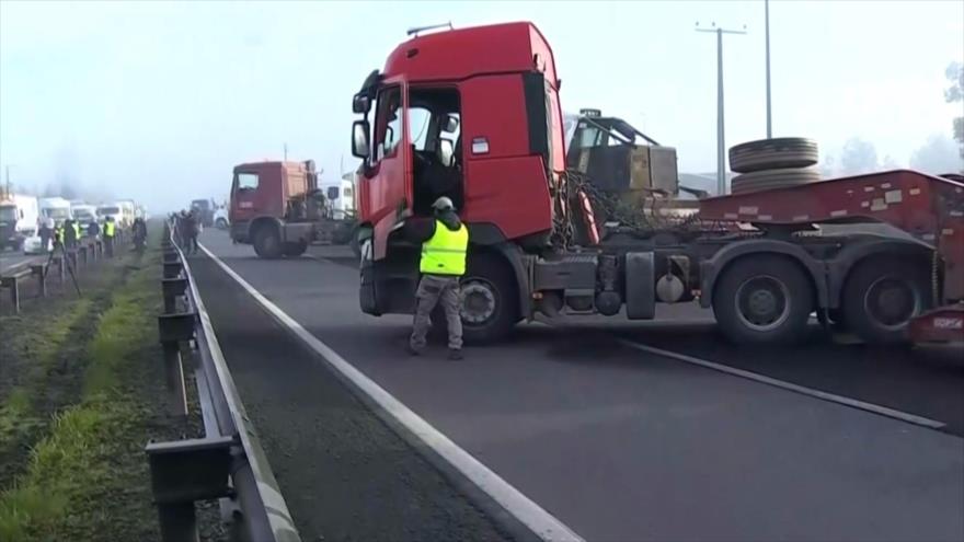 Camioneros bloquean rutas para protestar contra violencia en Chile