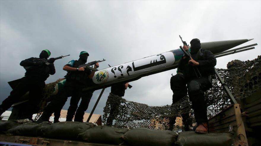 Miembros de las Brigadas Ezzedin Al-Qassam, el brazo armado del movimiento palestino HAMAS, exhiben un misil Qassam en Gaza. (Foto: Reuters)