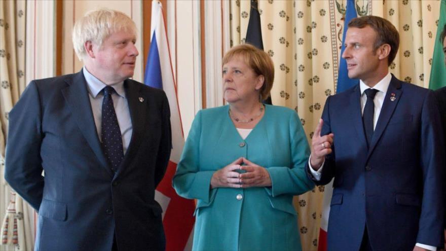 El premier británico, Boris Johnson (izq.), junto a la canciller alemana, Ángela Merkel, y el presidente de Francia, Emmanuel Macron, reunidos en Biarritz, 24 de agosto de 2019. (Foto: Getty Images)