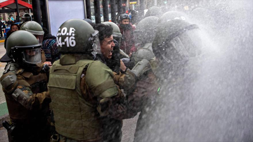Vídeo: Los carabineros reprimen una protesta en Chile | HISPANTV
