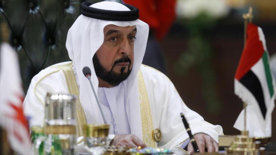 El presidente (de Emiratos Árabes Unidos) Jalifa bin Zayed Al Nahyan, firma un decreto en Abu Dabi.