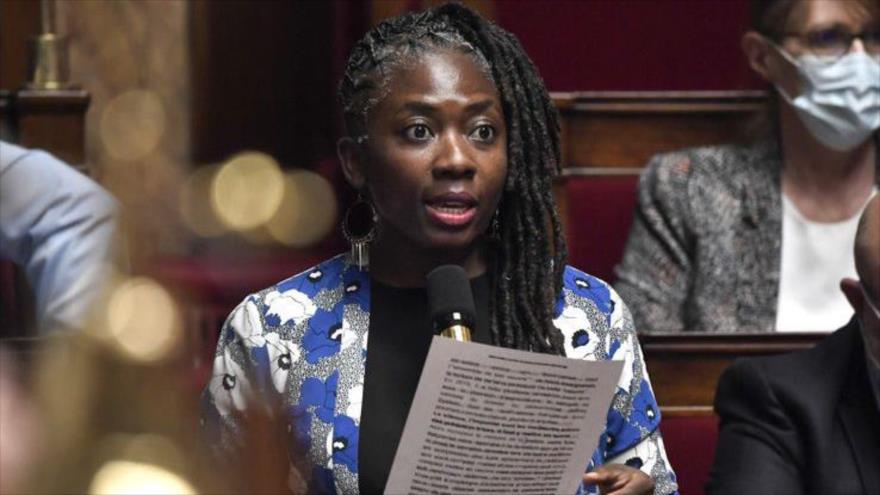 Daniele Obono, diputada de La France Insoumise, en su intervención en una sesión de preguntas al Gobierno, el 28 de julio de 2020. (FOTO: AFP)