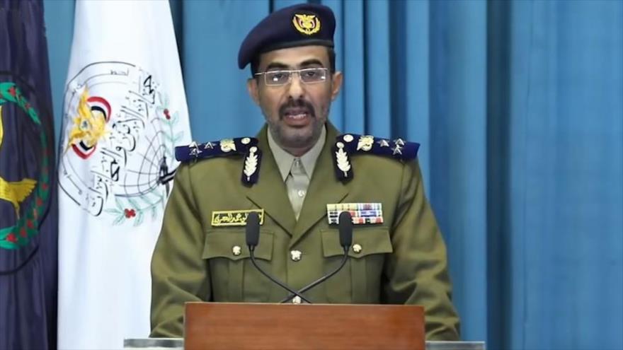 El portavoz del Ministerio del Interior del Gobierno de Salvación Nacional de Yemen Abduljaliq al-Ayri, en una conferencia de prensa.
