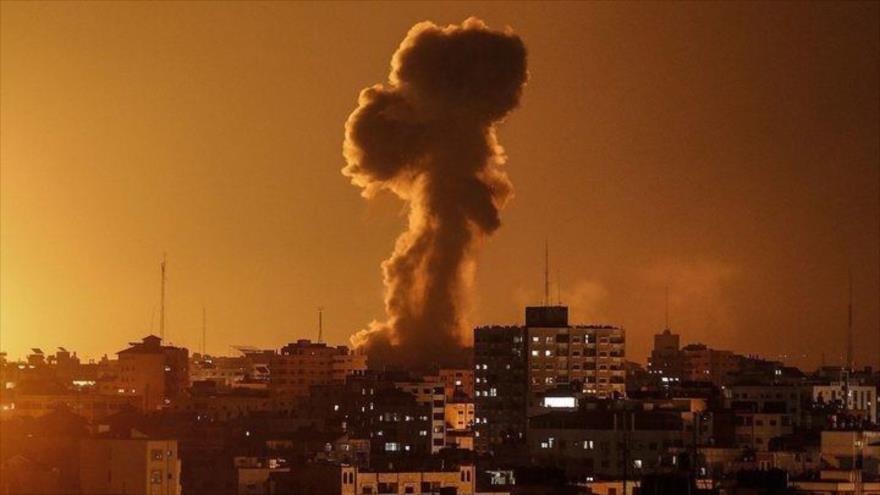 Una columna de humo se eleva tras un ataque de artillería israelí en el este de Jan Yunis, situada en el sur de la Franja de Gaza.