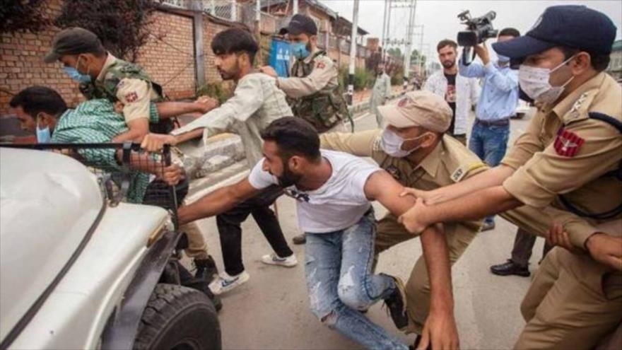 Policía de La India ataca a los dolientes musulmanes en Cachemira | HISPANTV