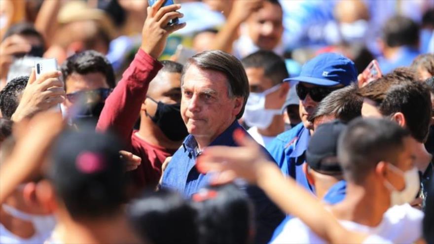 Bolsonaro, con COVID-19, camina entre la gente sin mascarilla | HISPANTV