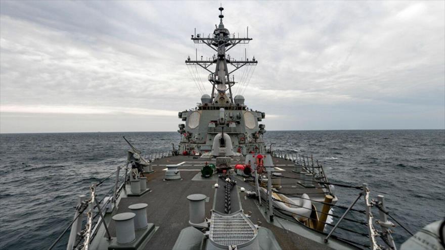 El destructor de misiles estadounidense de clase USS Barry navega hacia el estrecho de Taiwán, 23 de abril de 2020.