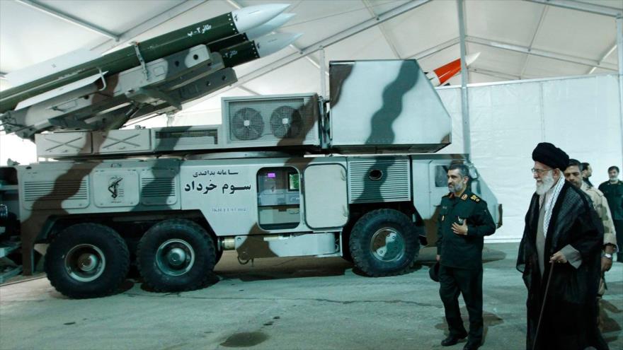 El Líder de la Revolución Islámica de Irán, el ayatolá Seyed Ali Jamenei (dcha.), observa el sistema antimisiles Tres de Jordad en Teherán, la capital.