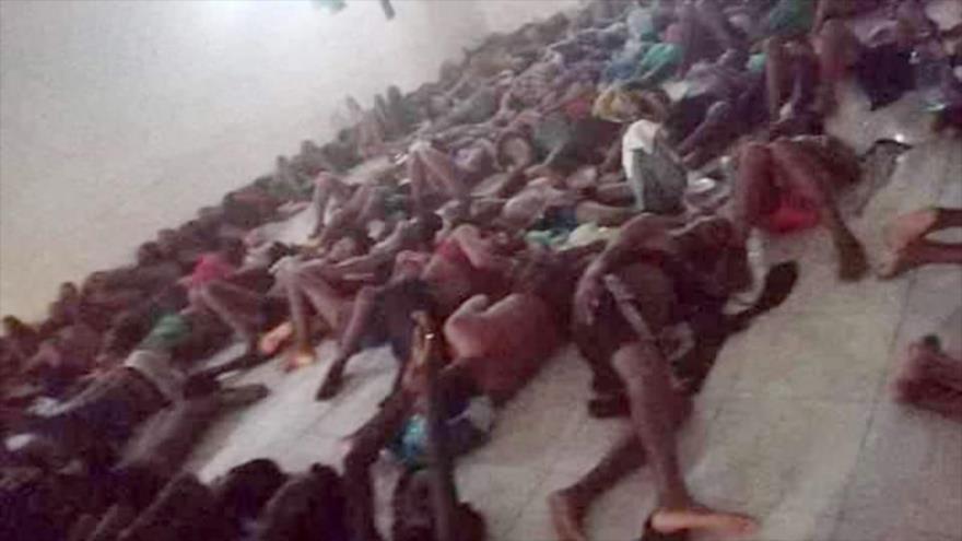 Migrantes africanos yacen en el piso de un centro de detención en Arabia Saudí. (Foto: The Sunday Telegraph)