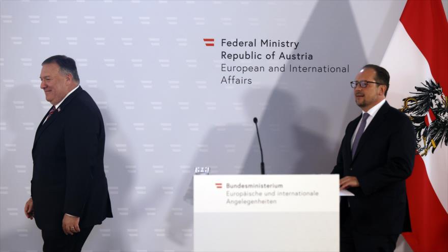 El canciller austriaco, Alexander Schallenberg (dcha.), y el secretario de Estado de EE.UU., Mike Pompeo, Viena, 14 de agosto de 2020. (Foto: AFP)