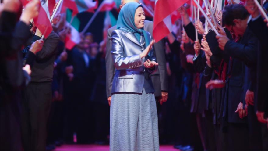 Maryam Rayavi, la líder del grupo terrorista Muyahidín Jalq (MKO), con sede en Albania, durante una conferencia, diciembre de 2018.