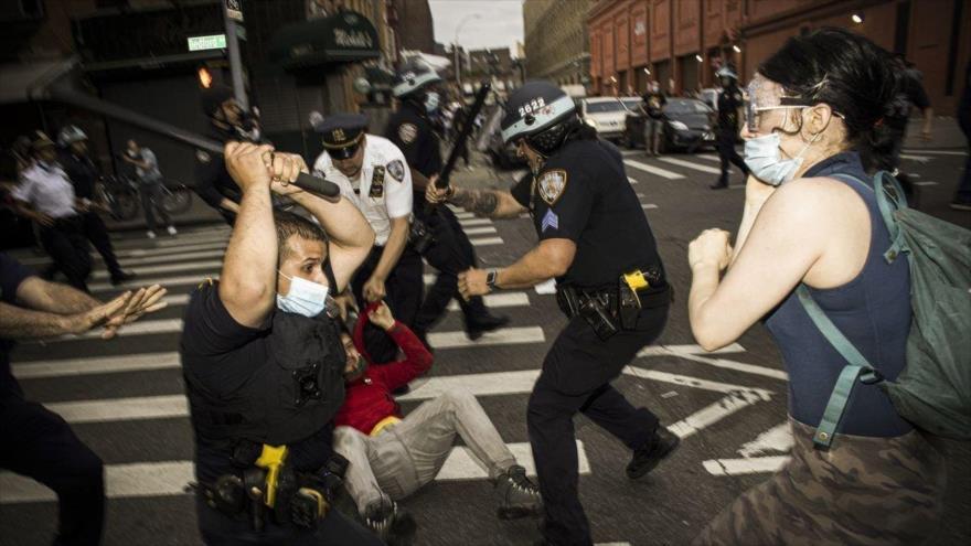 Uniformados golpean a los manifestantes con porras, Nueva York, EE.UU., 30 de mayo de 2020.