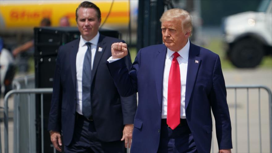 El presidente de EE.UU., Donald Trump (dcha.), en el Aeropuerto Internacional de Wilmington, en Carolina del Norte, 2 de septiembre de 2020. (Foto: AFP)