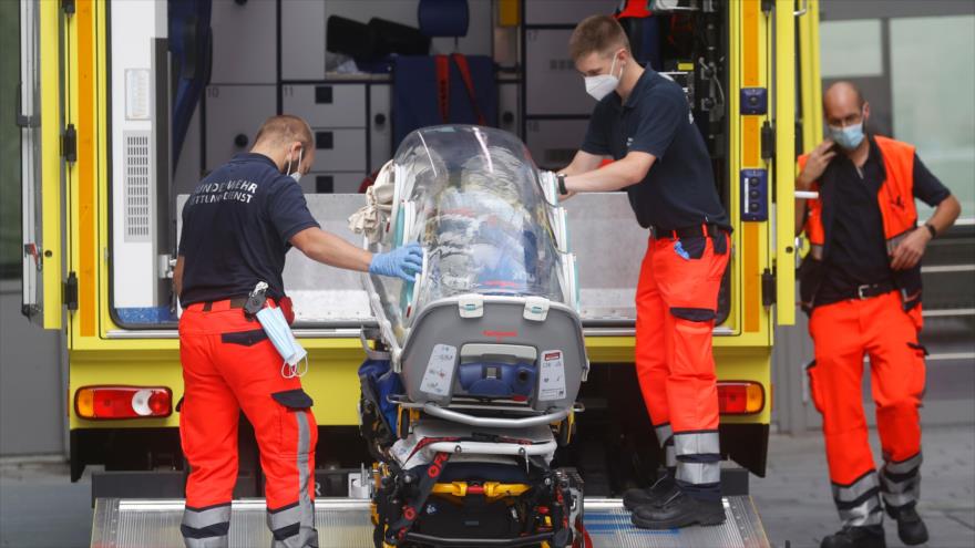 El personal médico alemán carga en su ambulancia la camilla que se utilizó para transportar a Alexéi Navalni en un hospital en Berlín, 22 de agosto de 2020. (Foto: AFP)