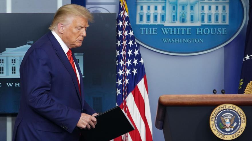 El presidente de EE.UU., Donald Trump, llega para ofrecer una conferencia de prensa en la Casa Blanca, 31 de agosto de 2020. (Foto: AFP)