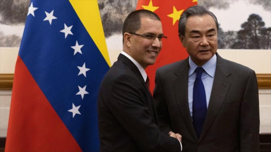 El canciller chino, Wang Yi (dcha.), y su par venezolano, Jorge Arreaza, casa estatal de huéspedes Diaoyutai, Pekín, 16 de enero de 2020.