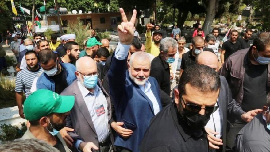 El líder del movimiento palestino de HAMAS, Ismail Haniya, visita al cementerio de los mártires de Sabra y Chatila en El Líbano, 4 de septiembre de 2020.
