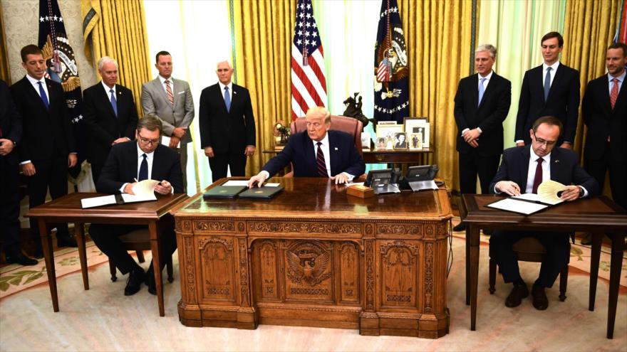 Donald Trump participa en una ceremonia de firmas con el presidente serbio (izq.) y el primer ministro de Kosovo en la Casa Blanca, 4 de septiembre de 2020. (Foto: AFP)