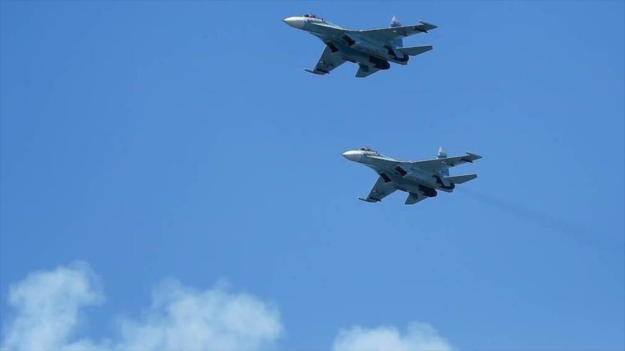 Dos cazas rusos Sujoi Su-27 en pleno vuelo. (Foto: TASS)