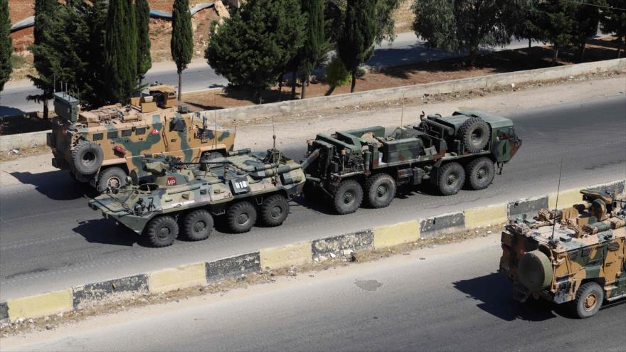 Un convoy militar turco cruza en una carretera en el norte de Siria, 25 de agosto de 2020. (Foto: AFP)