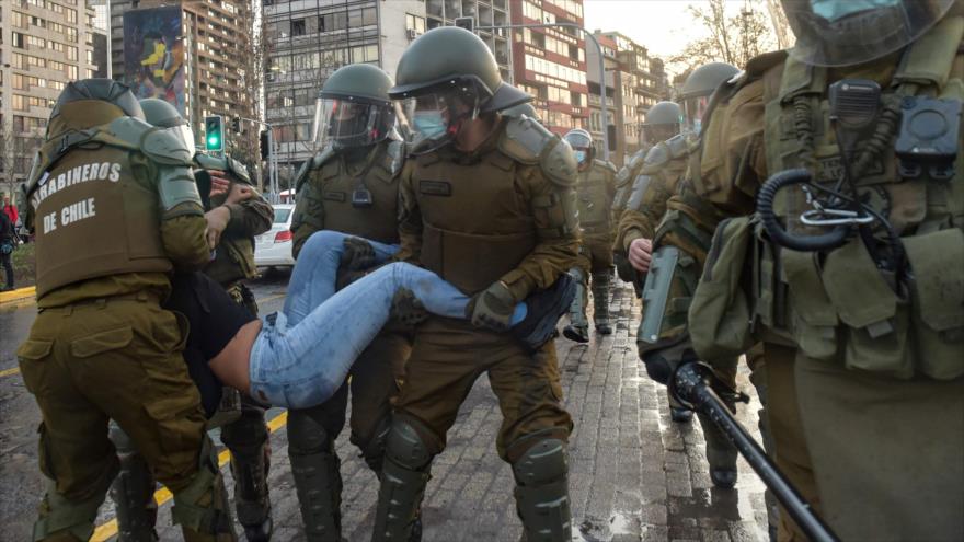 Carabineros reprimen protestas a 50 años del triunfo de Allende