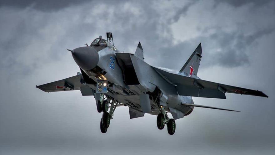 Un caza MiG-31 del Ejército ruso en pleno vuelo.