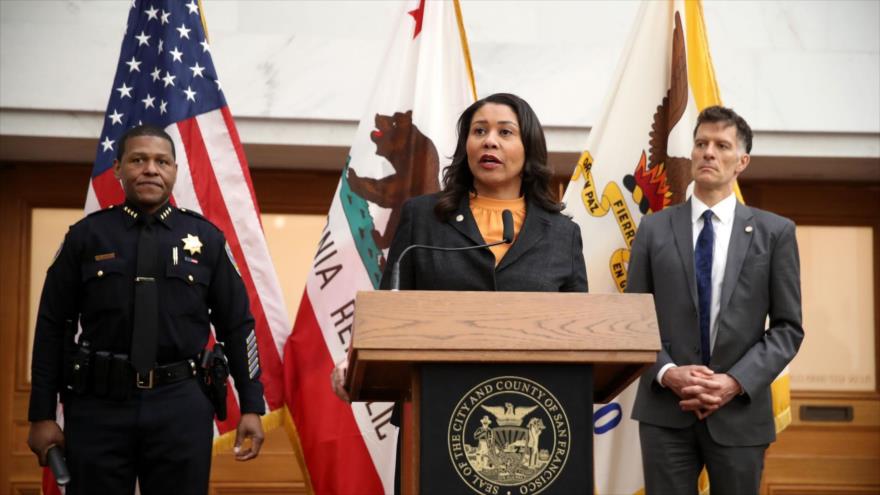London Breed, alcaldesa de la ciudad de San Francisco, ofrece un discurso en la sede municipal, 16 de marzo de 2020. (Foto: AFP)