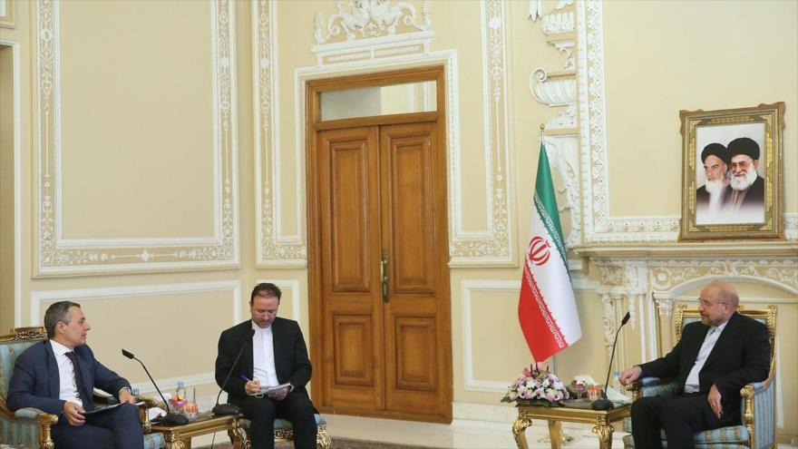 El presidente del Parlamento iraní, Mohamad Baqer Qalibaf (dcha.), reunido con el canciller suizo, Ignazio Cassis, en Teherán, 6 de septiembre de 2020.