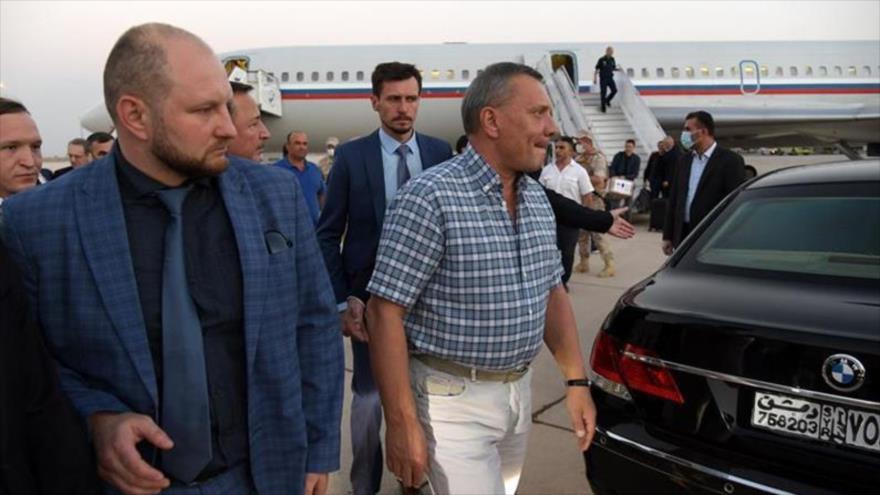 Una delegación rusa, encabezada por el vice primer ministro, Yuri Borísov (dcha.), llega al Aeropuerto Internacional de Damasco, Siria, 6 de septiembre de 2020.