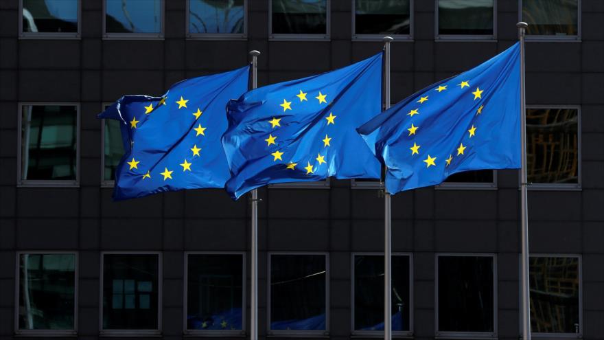 Las banderas de la Unión Europea frente a la sede de la Comisión Europea en Bruselas (capital belga), 21 de agosto de 2020. (Foto: Reuters)