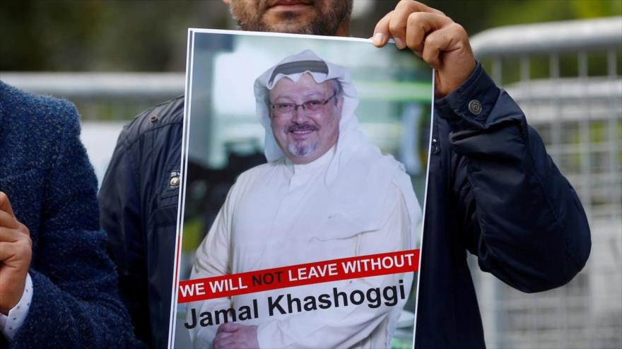 Un manifestante sostiene una foto de Jamal Khashoggi frente al consulado de Arabia Saudí en Estambul, Turquía, 5 de octubre de 2018. (Foto: Reuters)