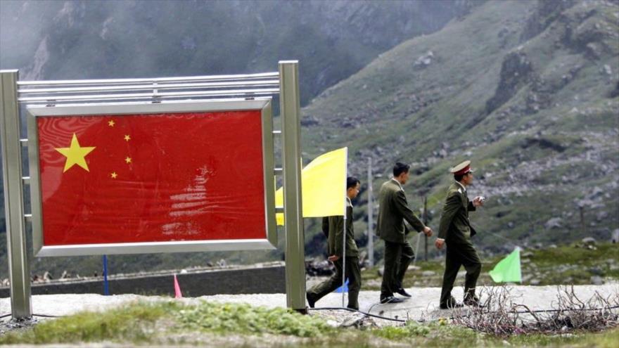 Varios soldados del Ejército de China pasean en la zona fronteriza tibetana china con la Cachemira de La India.