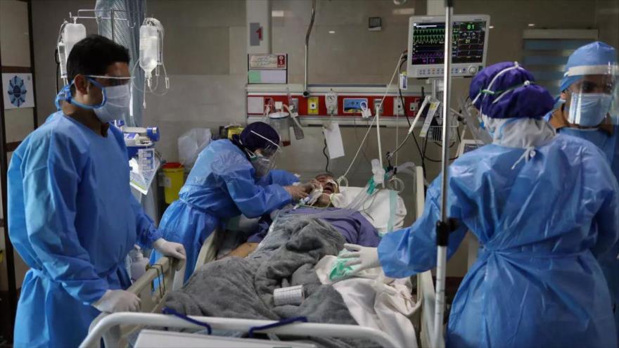 Personal médico de un hospital en Teherán, capital de Irán, intenta ayudar a una persona que ha contraído la COVID-19.
