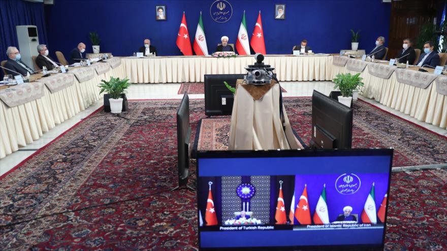 El presidente iraní, Hasan Rohani, habla con su par turco, Recep Tayyip Erdogan, a través del videoconferencia, 8 de septiembre de 2020. (Foto: President.ir)